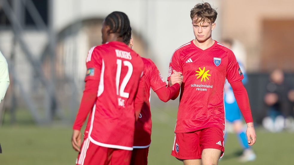 Youngster Joshua Dudock (rechts) erzielte die Emder 1:0-Führung und holte einen Elfmeter heraus. Foto: Doden, Emden