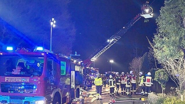 Zahlreiche Einsatzkräfte waren zur Grünen Straße nach Großwolde ausgerückt. Auch die Drehleiter der Feuerwehr Westrhauderfehn kam zum Einsatz. Foto: Ammermann