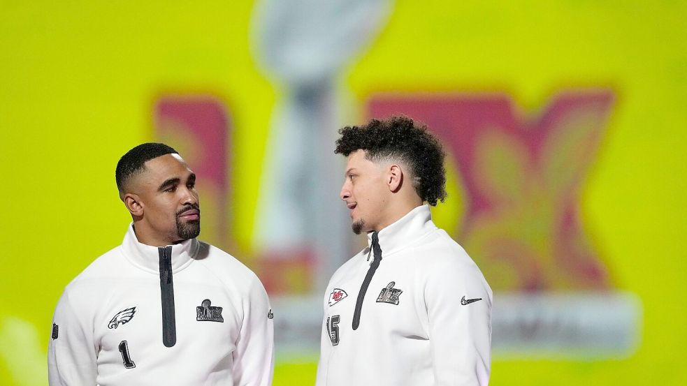 Standen sich am Montag schon mal gegenüber: Jalen Hurts von den Eagles und Patrick Mahomes von den Chiefs. Foto: Matt York/AP/dpa