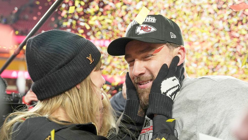 Taylor Swift und Travis Kelce sind als paar sehr interessant für US-Medien. Foto: Charlie Riedel/AP/dpa