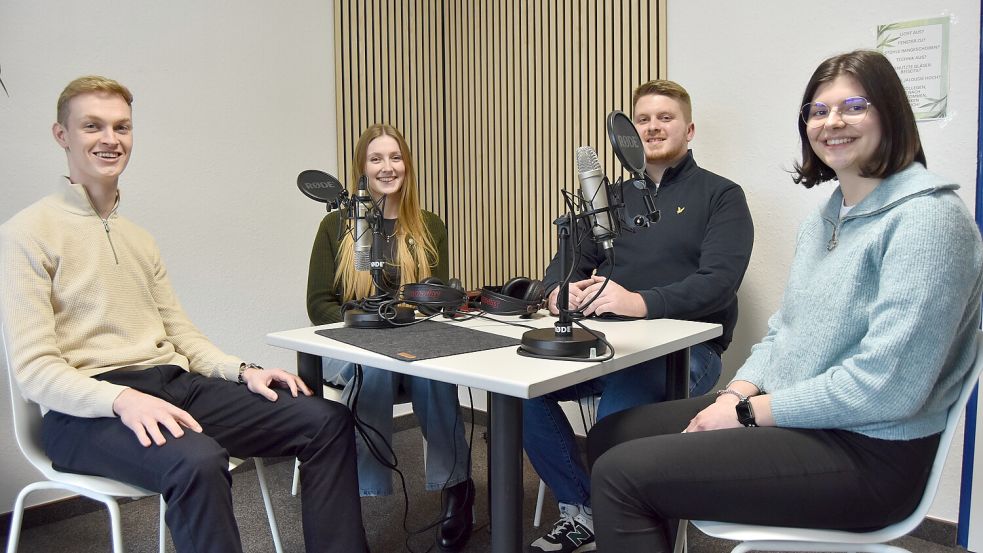 Die Super-Mario-World der Zeitungsgruppe Ostfriesland dient unter anderem als Podcast-Studio. Auch Betriebspraktikant Lukas Kaan (2. von rechts) fühlte sich hier wohl. Das Bild zeigt den Leeraner mit den Azubis Thilo Homm, Ida Lokers und Lena Strohschnieder (rechts). Foto: Prins