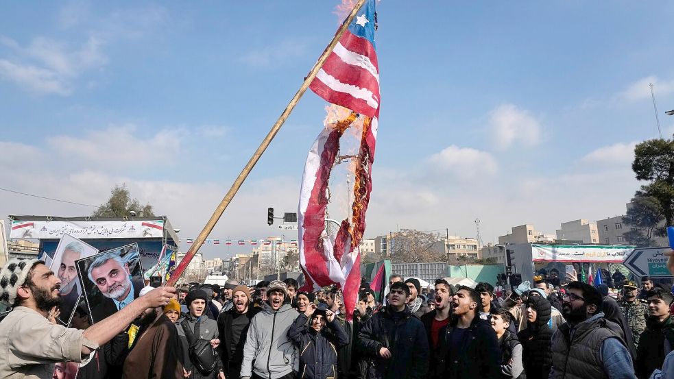 Das Verbrennen von Flaggen des Erzfeindes USA gehört bei staatlich erwünschten Protesten im Iran zum guten Ton. Foto: Vahid Salemi/AP/dpa