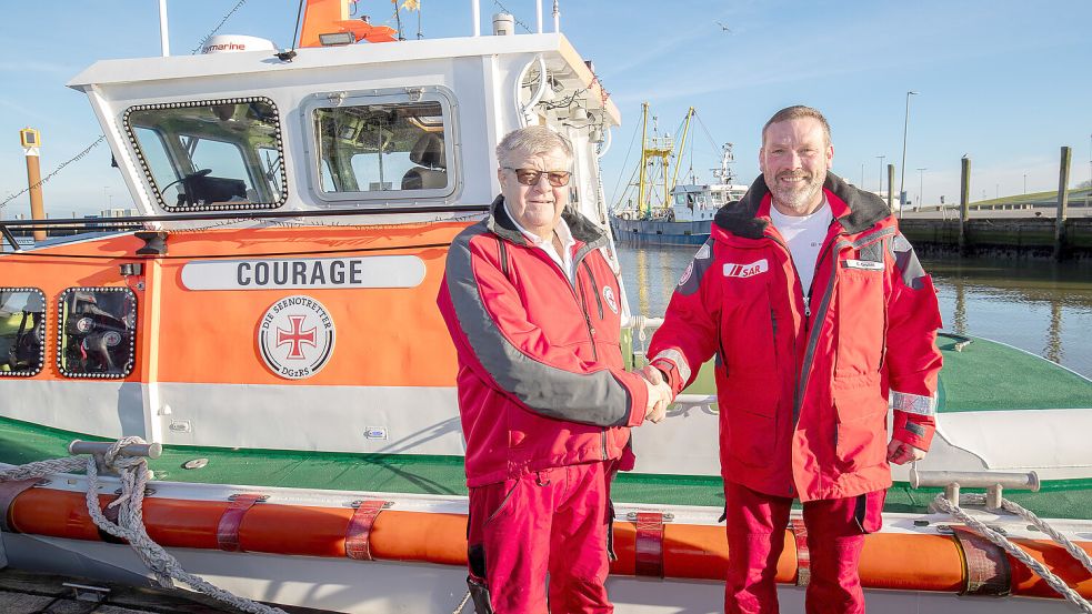 Christian Gruben (rechts) folgt als neuer freiwilliger Vormann der traditionsreichen DGzRS-Station Neuharlingersiel auf Heinz Steffens. Foto: Martin Stöver