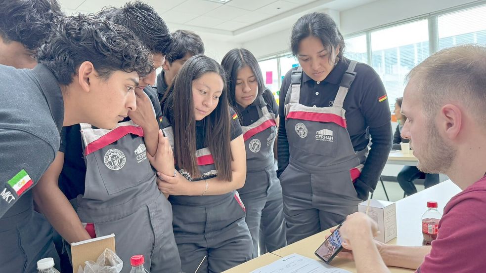 Viele junge Mexikaner streben eine Ausbildung nach deutschem Vorbild an. Ausbilder Lukas Schlünder sprach mit ihnen. Fotos: Ems-Achse