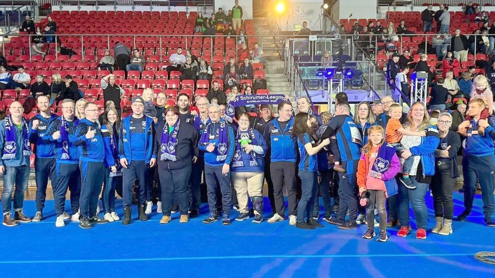 Der Anhang der Ostfriesen sorgte für den größten Lärm in der Halle. Nach dem Viertelfinale gesellten sich die Leegmoorer Schützen (linke Seite) zu ihren treuen Fans. Foto: Privat