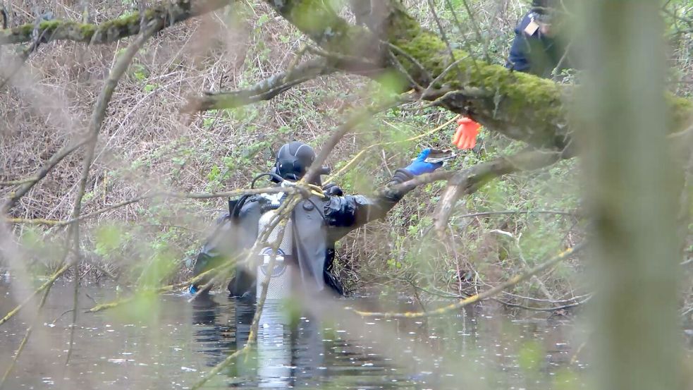 Kurz nach der Leiche der Mutter des Babys wurde die Leiche der Großmutter in einem Teich in der Nähe von Karlsruhe entdeckt. (Archivbild) Foto: René Priebe/dpa