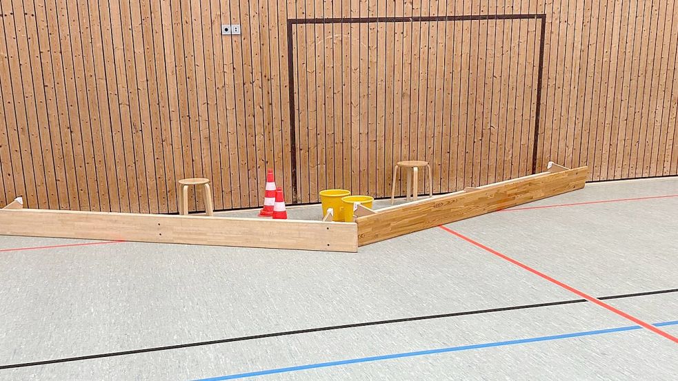 In der Sporthalle der Oberschule Uplengen stehen Eimer, die das Wasser auffangen sollen. Foto: privat