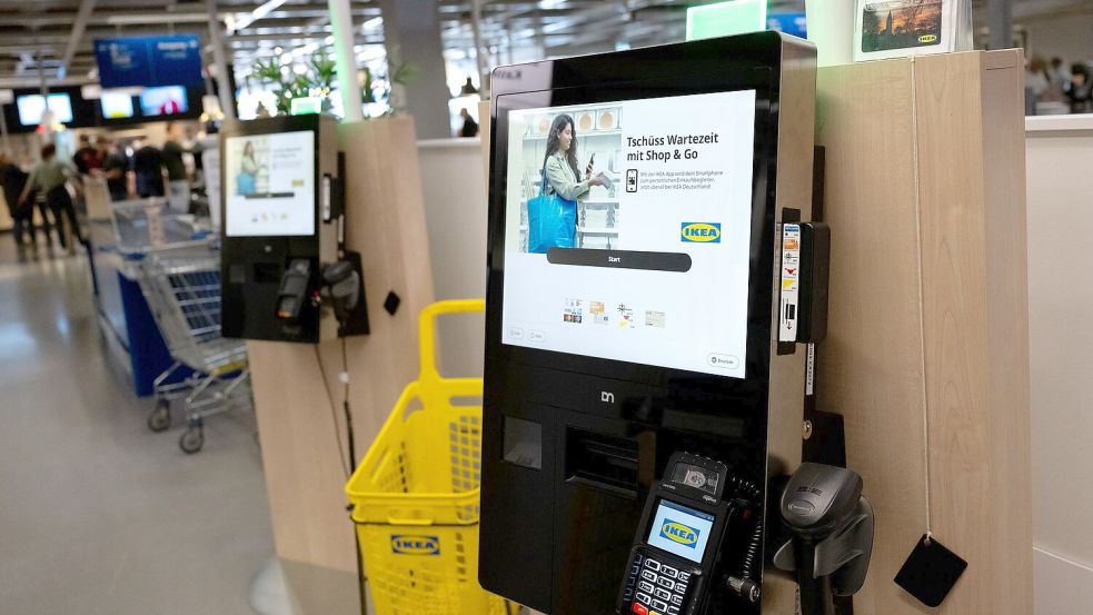 Im Ikea-Einrichtungshaus in Düsseldorf gibt es seit Mai 2024 testweise nur noch SB-Kassen. Das Konzept soll möglicherweise bundesweit auf andere Filialen übertragen werden. Foto: Sven Hoppe/dpa