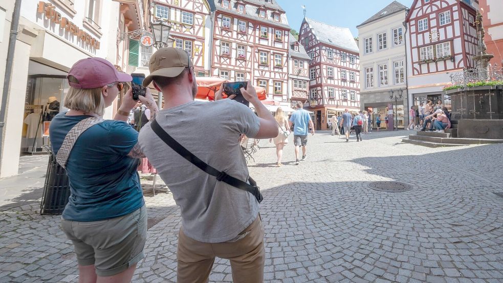 Touristen im Fachwerk-Städtchen Bernkastel-Kues. Die Lust aufs Reisen ist ungebrochen. Foto: Harald Tittel/dpa