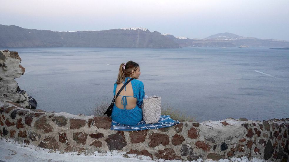 Ein Beben der Stärke 5,3 hat die Inselidylle von Santorini erschüttert. Foto: Petros Giannakouris/AP/dpa