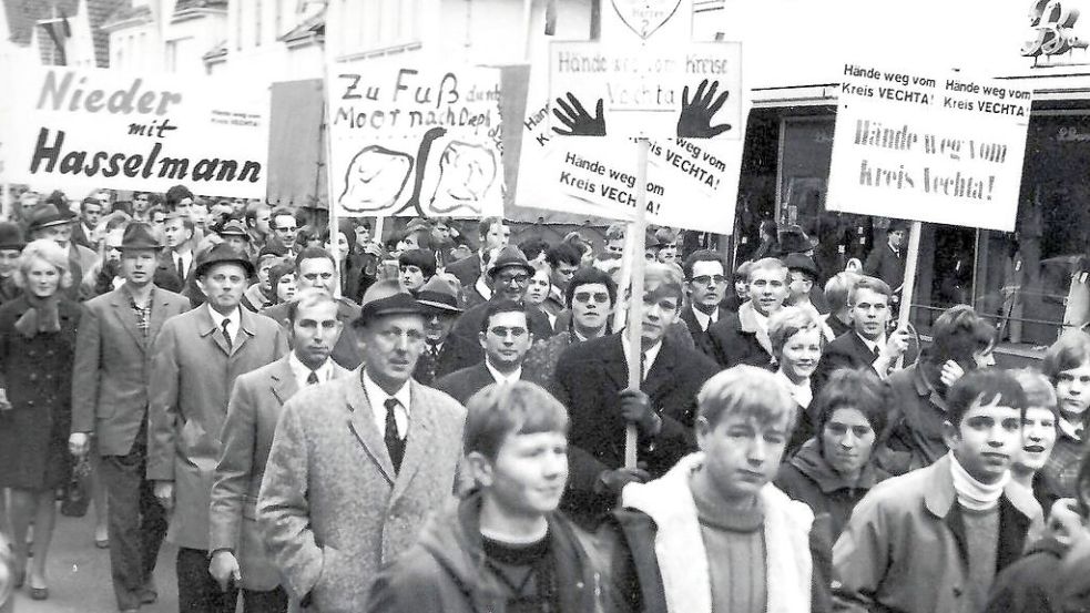 „Hände weg!“: Schon im Jahr 1969 gab es in der Kreisstadt Vechta Demonstrationen für den Erhalt desLandkreises. Foto: Zurborg