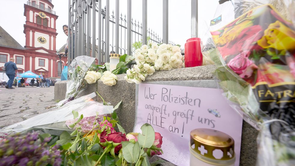 Viele Menschen haben nach dem tödlichen Messerangriff in Mannheim den Verletzten und dem getöteten Polizisten gedacht. Foto: dpa/Thomas Frey