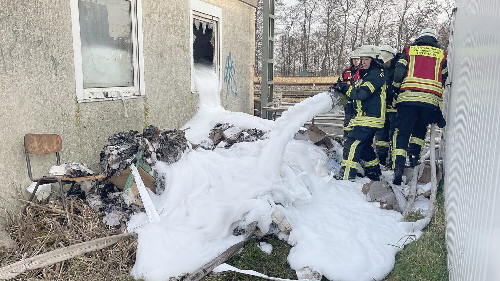 Die Löscharbeiten an dem Flachdachgebäude stellte die Feuerwehr Norden vor erhebliche Schwierigkeiten. Fotos: Feuerwehr Norden