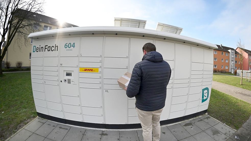 In Betrieb genommen: Der Geschäftsführer der DHL-Tochter DeinFach, Lukas Beckedorff, legt ein Paket in einen seiner Automaten. Foto: Wolf von Dewitz/dpa