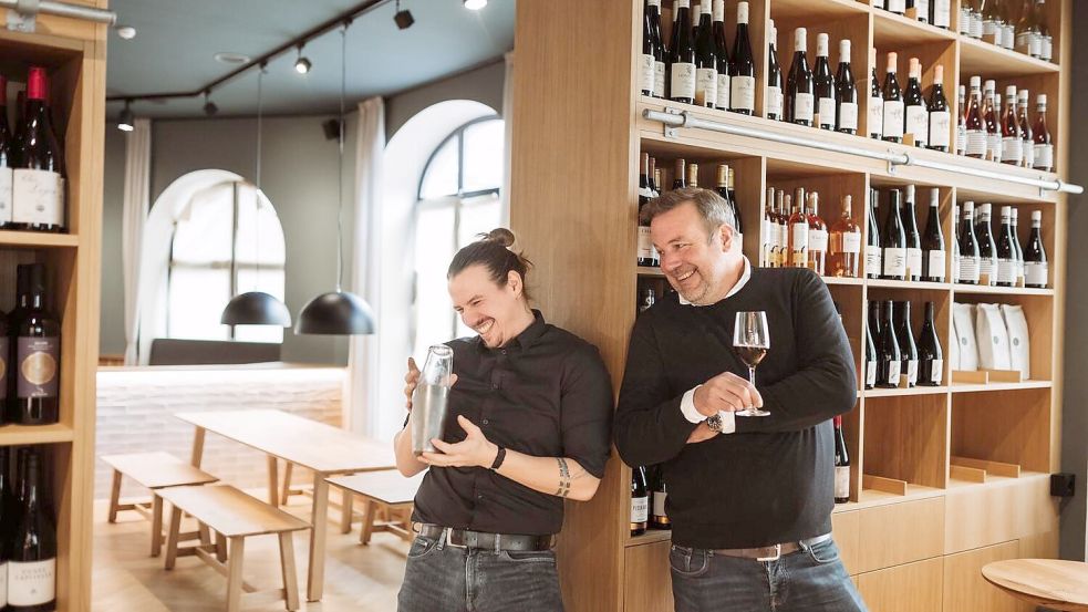 Jan Flörcken (rechts) und Patrick Wieferig haben im März 2024 die Hafenbar in Emden eröffnet. Foto: Patricia Bakker Photography