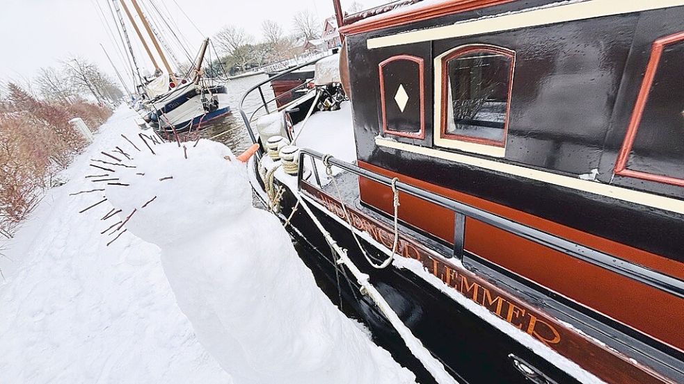 In Weener liegt eine Menge Schnee. Am Hafen wurde sogar ein Schneemann gebaut. Foto: Ortgies