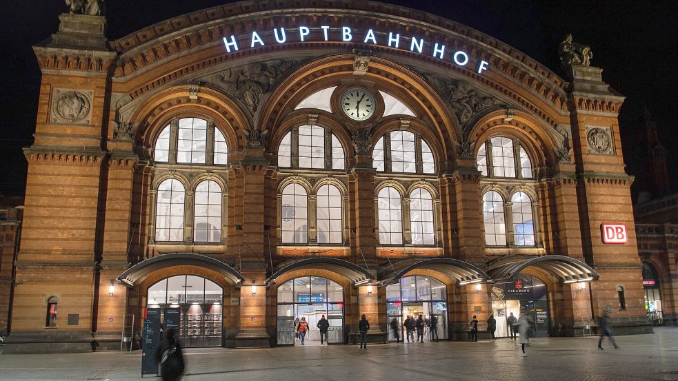 Eine betrunkene 31-Jährige hat sich am Montagabend am Bremer Hauptbahnhof mit der Polizei angelegt. Foto: Sarah Knorr/dpa