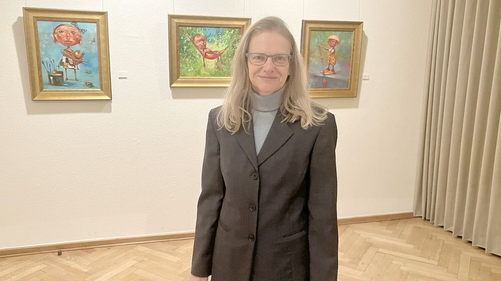 Kunsthistorikerin Susanne Augat, die das Kunsthaus Leer leitet, hat die Ausstellung mit den Werken Zoppe Voskuhls kuratiert. Sie freut sich auf die Finissage. Die Plätze für das Konzert, das Otto Groote und Ralf Strotmann dabei geben werden, sind bereits ausgebucht. Foto: Fertig