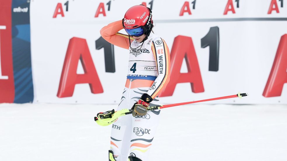 Schwer enttäuscht: Slalom-Ass Lena Dürr nach dem Patzer in der Team-Kombination. Foto: Jens Büttner/dpa