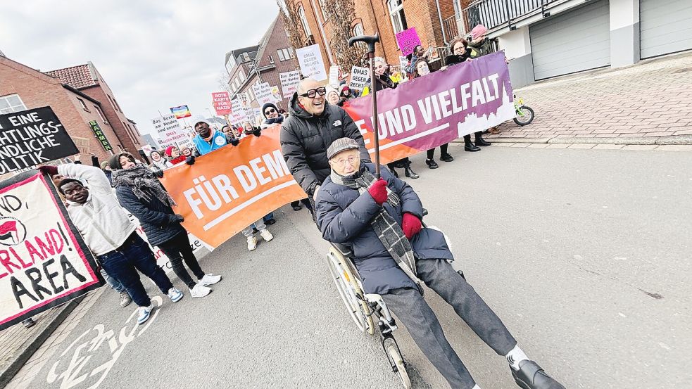 Albrecht Weinberg (vorne) und Luigi Toscano nahmen am Sonnabend, 8. Februar 2025, gemeinsam an der Demonstration für Demokratie und Vielfalt in Leer teil. Foto: Ortgies