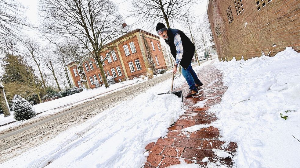 In Weener fiel so viel Schnee, dass in der Innenstadt - im Hintergrund das Rathaus - auf den Gehwegen Schnee geräumt werden musste. Foto: Ortgies