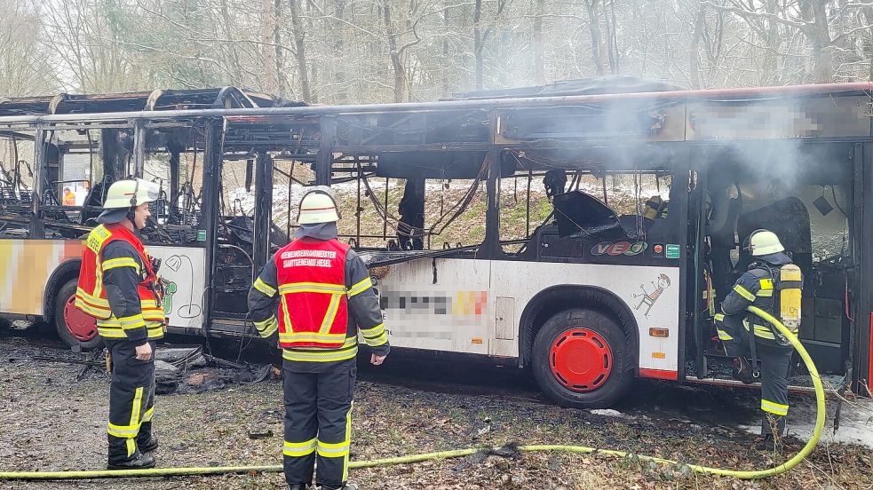 Die Feuerwehr ist auf der Firreler Straße in Hesel im Einsatz. Foto: Wolters