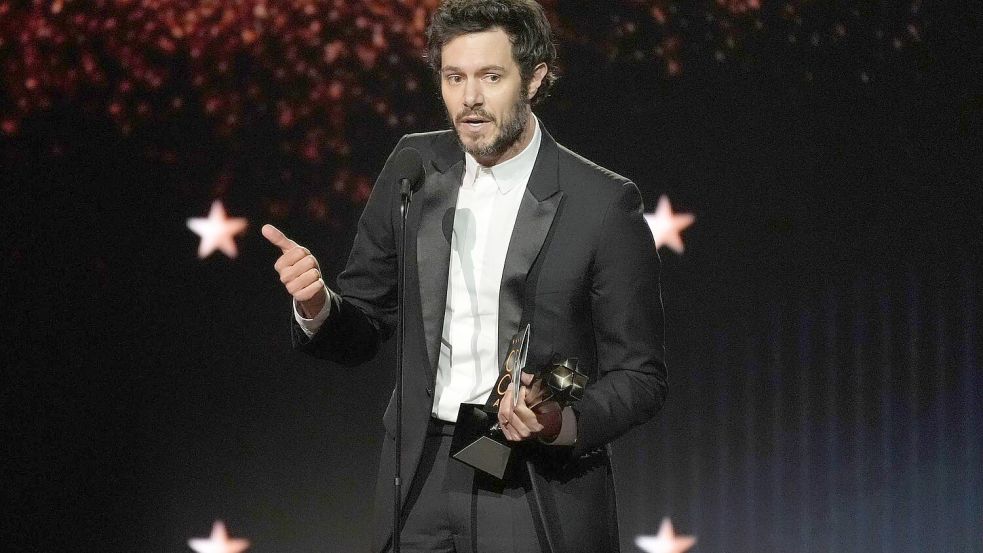 Adam Brody spielte einen Rabbi in der Serie „Nobody Wants This“ an der Seite von Kristen Bell und wurde nun als bester Schauspieler in einer Comedyserie ausgezeichnet. Foto: Chris Pizzello/Invision/AP/dpa