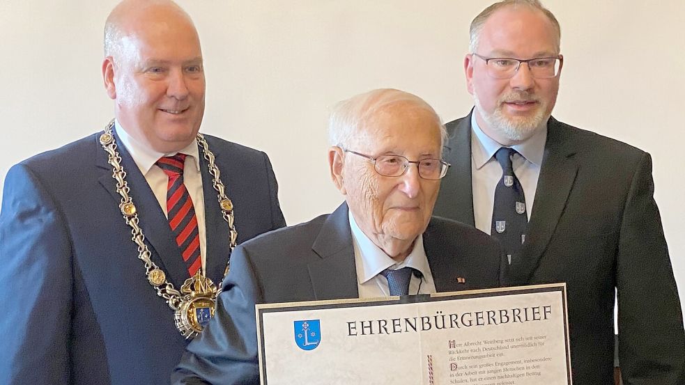 Im Jahr 2023 ist Albrecht Weinberg (Mitte) zum Ehrenbürger der Stadt Leer ernannt worden. Bürgermeister Claus-Peter Horst (links) und der Ratsvorsitzende Hauke Sattler überreichten den Ehrenbürgerbrief. Foto: Stadt Leer