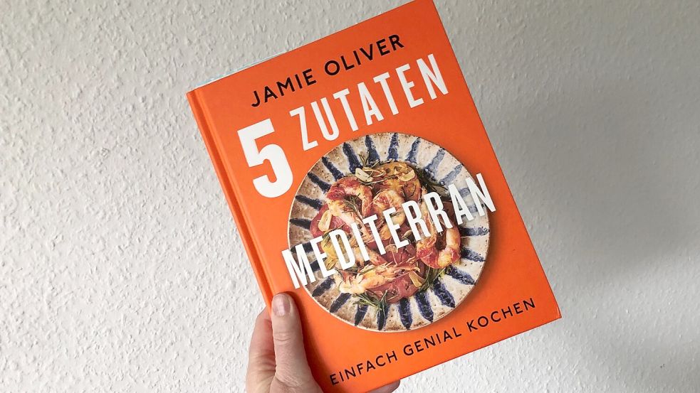 Jamie Olivers „5 Zutaten Mediterran“ liefert viele Gerichte, die mit wenig Zutaten und meist auch wenig Aufwand auskommen. Foto: Leonhard