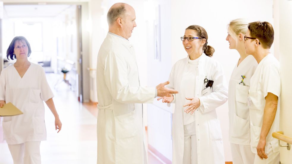 Bei der Veranstaltung im Klinikum Leer besteht die Möglichkeit, das Team der Geburtshilfe kennenzulernen und sich mit den Mitarbeitern auszutauschen.