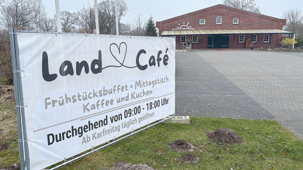 Das große Transparent weist auf die geplante Eröffnung des neuen Land-Cafes an der B 70 bei Großwolde hin. Foto: Ammermann