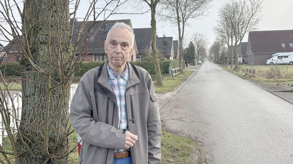 Joerk Treder ist besorgt um die Sicherheit der Fußgänger in Beningafehn. Foto: Löschen