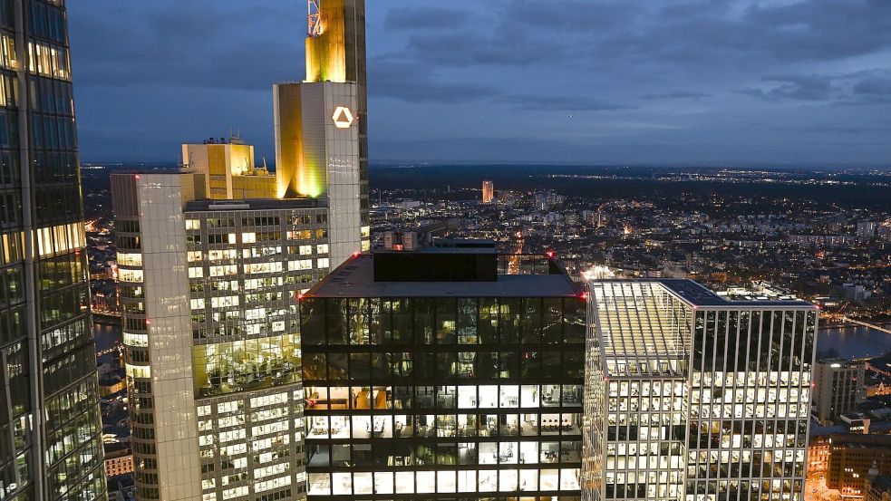 Die Commerzbank steht unter Druck, nachdem die italienische Großbank Unicredit eingestiegen ist (Archivbild) Foto: Arne Dedert/dpa