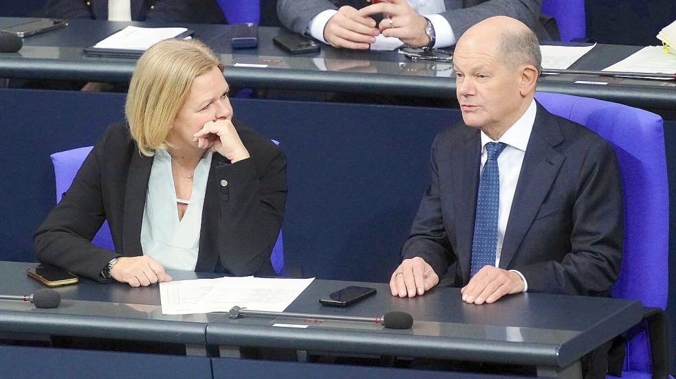 Kanzler Scholz und Innenministerin Faeser wollen illegale Einreisen erschweren. (Archivbild) Foto: Kay Nietfeld/dpa