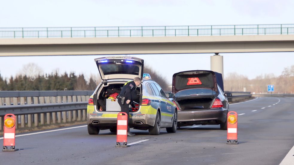 Der Mercedes des Niederländers wurde nach seiner Flucht von der Grenze auf der Autobahn 31 gestoppt. Foto: Matthias Brüning/dpa