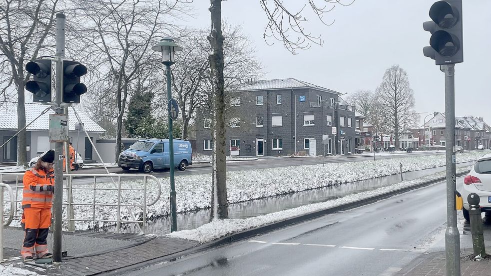 Verkehrstechniker arbeiten an der Erneuerung der Ampelanlagen am Untenende. Foto: Pölking