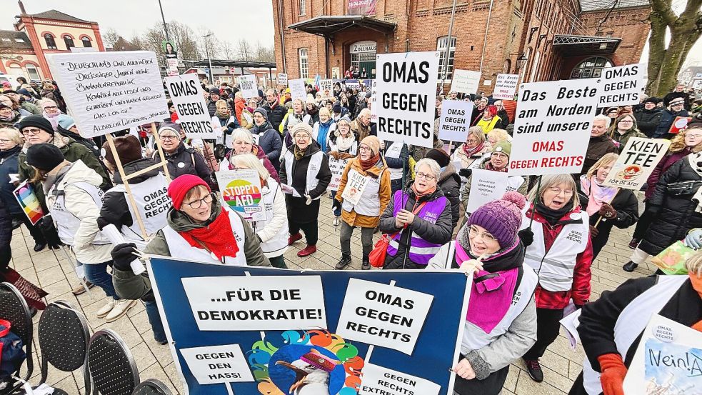 Anfang Februar demonstrierten unter anderem in Leer wieder „Omas gegen rechts“ und andere Initiativen für die Demokratie und gegen rechts. Foto: Ortgies