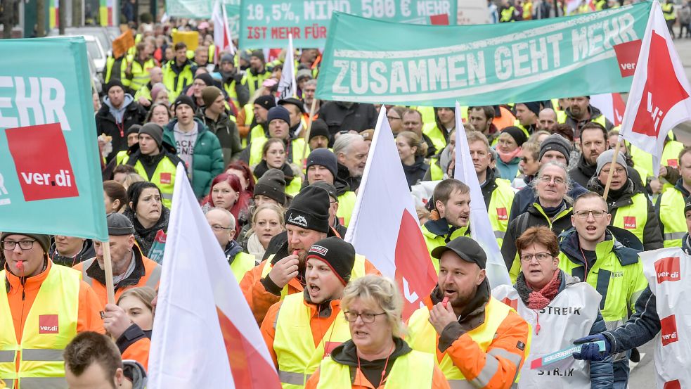 Warnstreik in Emden: Im Februar 2023 gingen in Emden etwa 600 Beschäftigte des öffentlichen Dienstes auf die Straße. Foto: Ortgies/Archiv