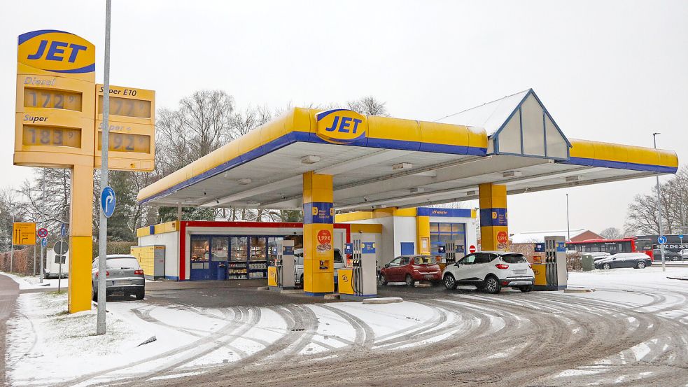 Die Jet-Tankstelle an der Emder Straße wurde am Dienstag überfallen. Foto: Romuald Banik