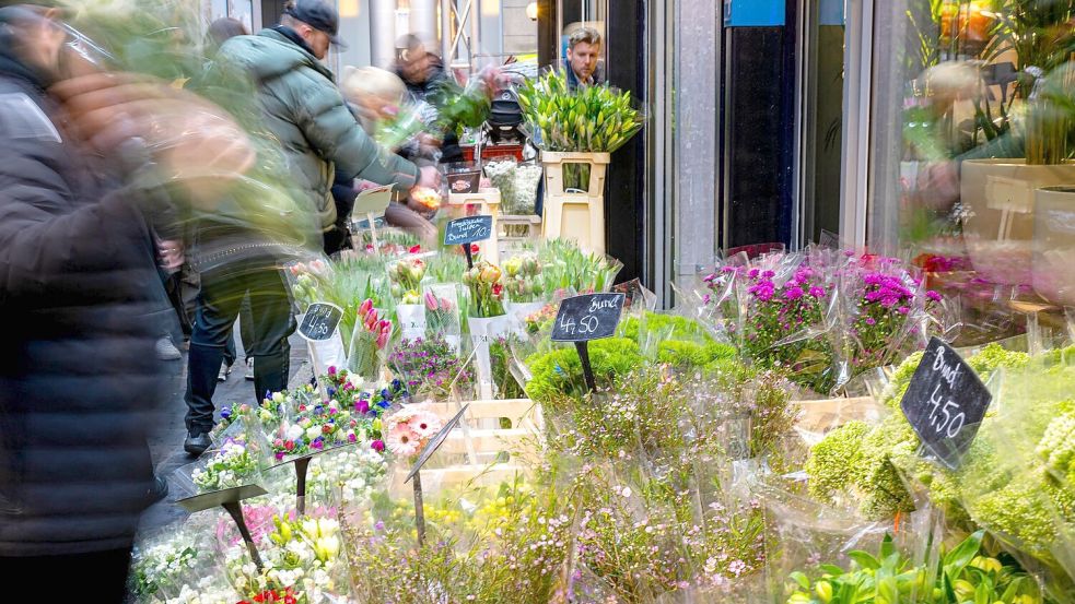 Zum Tag der Liebe werden gern Blumen überreicht. (Archivbild) Foto: Sina Schuldt/dpa