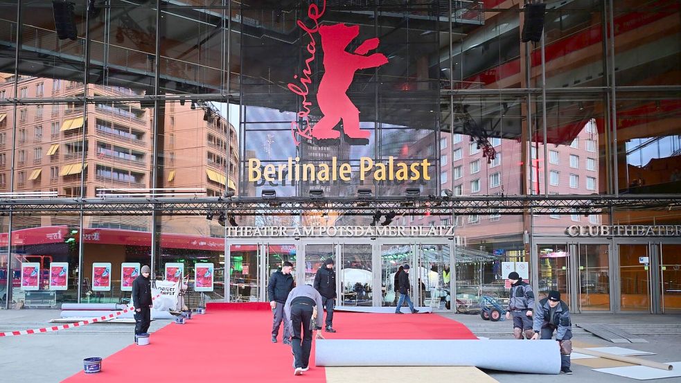 Am Potsdamer Platz wurde bereits der Teppich für die Stars ausgerollt. (Archivbild) Foto: Sebsstian Gollnow/dpa