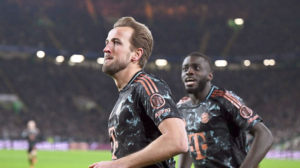 Dayot Upamecano (r) jubelt mit Torschütze Harry Kane. Foto: Sven Hoppe/dpa