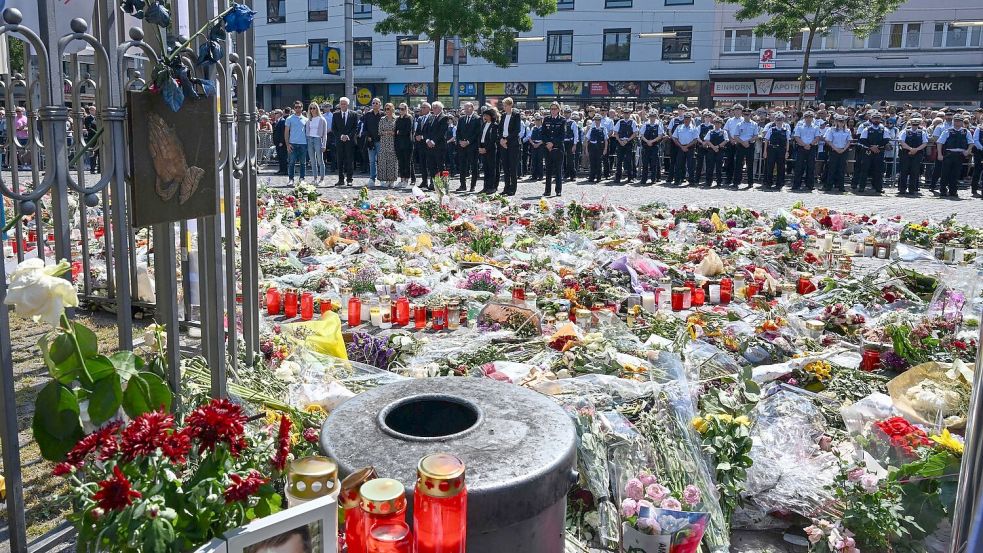 Zahlreiche Menschen gedachten nach der Tat auf dem Mannheimer Marktplatz der Opfer. (Archivbild) Foto: Bernd Weißbrod/dpa