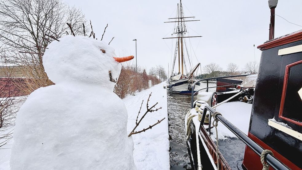 An manchen Orten, wie hier im Hafen von Weener, reichte der Schnee sogar für einen Schneemann. Foto: Ortgies