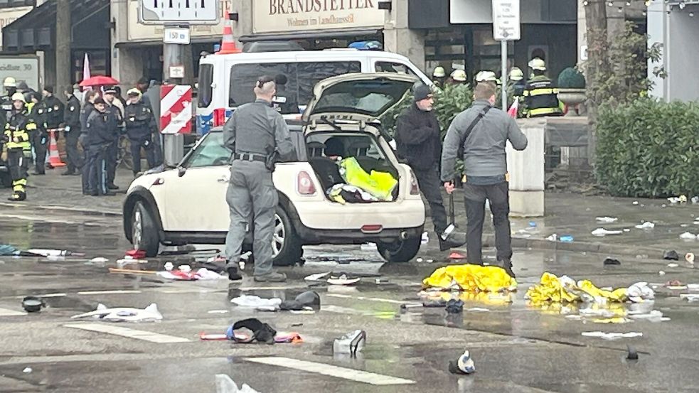 Trümmer liegen auf der Straße verteilt. Foto: Christoph Trost/dpa