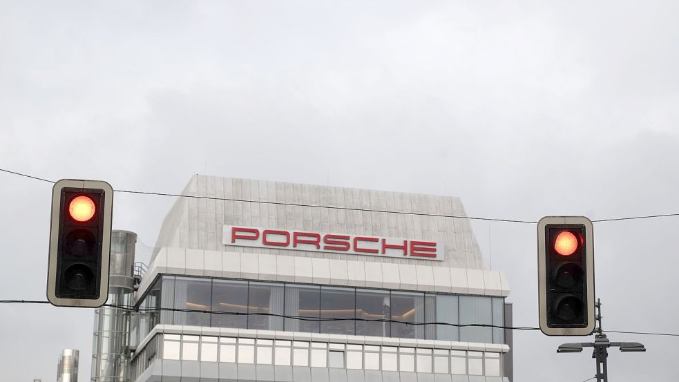 Porsche setzt den Rotstift an - und will rund 1.900 Stellen streichen. Foto: Marijan Murat/dpa