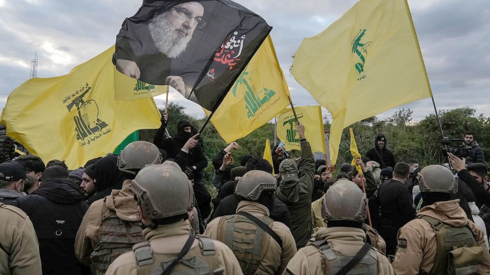 Anhänger der Hisbollah protestieren laut Medien gegen die Streichung eines Fluges aus dem Iran. (Archivbild) Foto: Bilal Hussein/AP/dpa