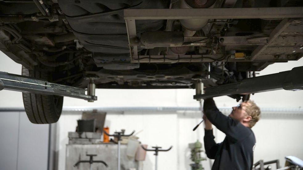 Nicht nur der Werkstattbesuch hat sich für Autofahrer in den vergangenen Jahren erheblich verteuert. (Archivbild) Foto: Pia Bayer/dpa