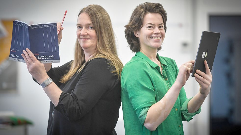 Sparen mit dem Haushaltsbuch? Challenge accepted! Unsere Redakteurinnen Carmen Leonhard (li.) und Rilana Kubassa starten handschriftlich und per App. Foto: Ortgies