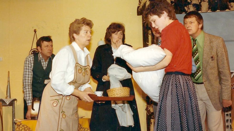 Wirbel um ein Baby: „Peper un Solt“ wurde 1985 aufgeführt. Es spielten (von links) Gerhard Heeren, Grete Heeren, Lisa Köppen, Thekla Saathoff und Hinrich Fecht. Foto: Archiv Hinrich Trauernicht